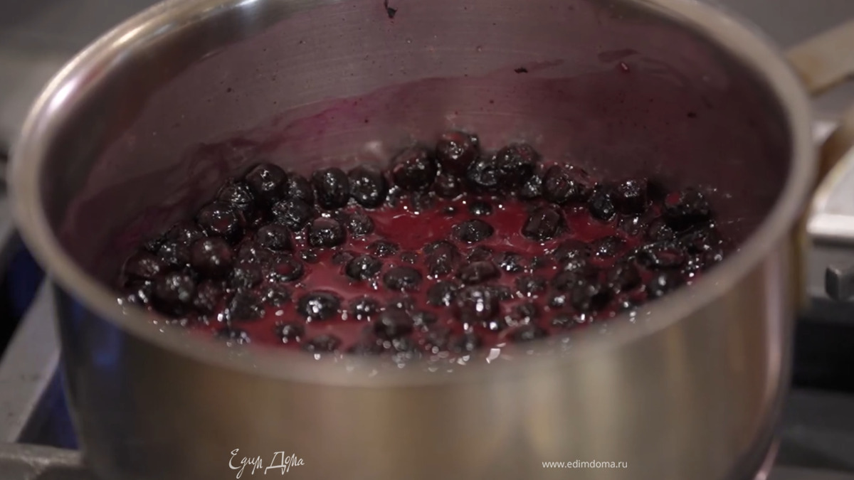 В небольшой ковшик всыпать оставшийся сахар, добавить чернику с крахмалом и все прогреть.