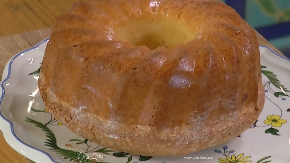 Готовый кекс перевернуть на тарелку и полить черничным соусом.