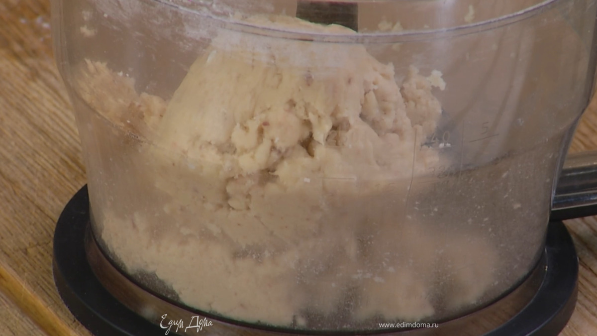 Предварительно охлажденное сливочное масло нарезать кубиками, выложить в чашу блендера, добавить 110 г муки, натертый сыр, анчоусы и все измельчить.