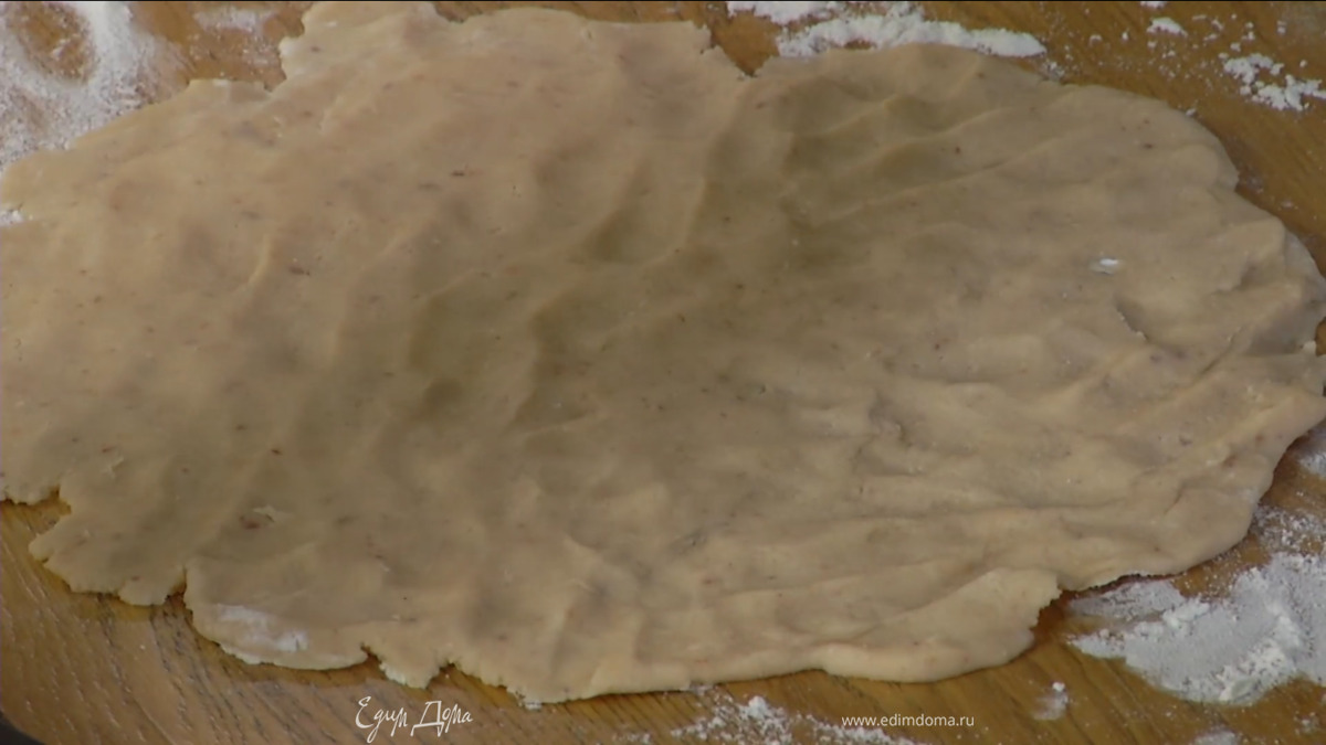 Сформировать из теста шар, выложить его на присыпанную оставшейся мукой рабочую поверхность и распределить в пласт.