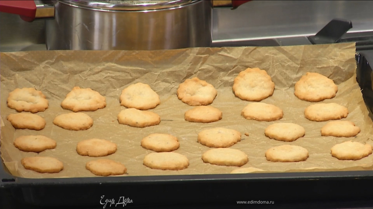 Выпекать в разогретой духовке 5–7 минут.