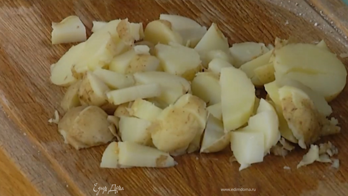 Картофель отварить в мундире, затем, не очищая, нарезать полукружьями.