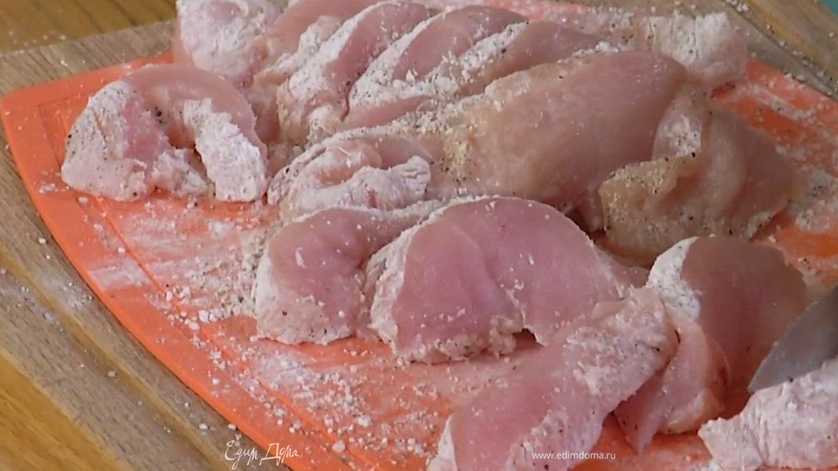 Куриные грудки слегка посолить, поперчить, посыпать крахмалом и перемешать, затем нарезать небольшими кусочками.