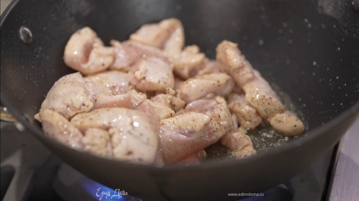 Разогреть в воке растительное масло и обжарить курицу со всех сторон.