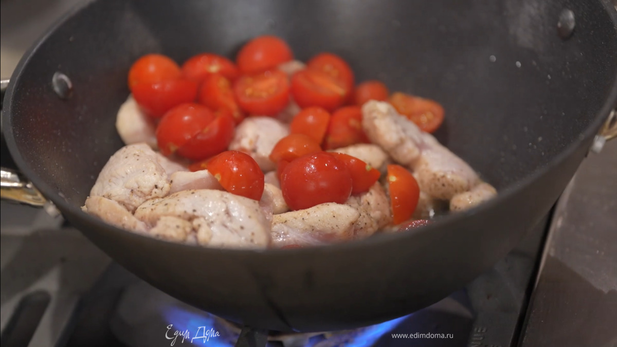 Черри разрезать пополам и выложить к курице.