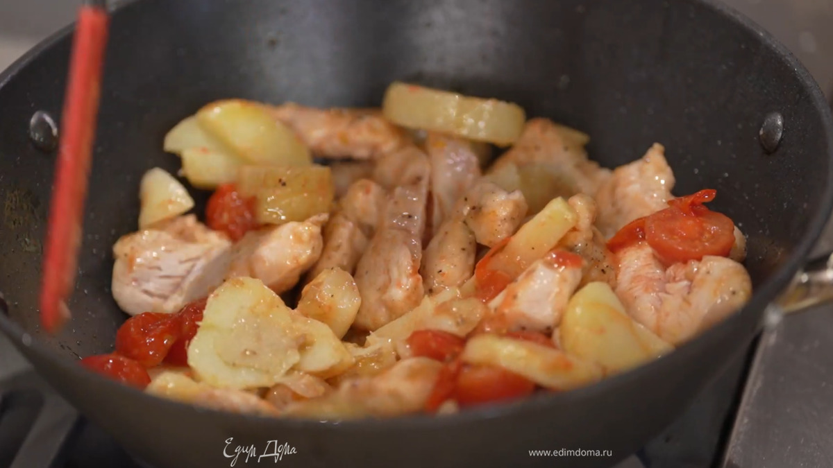 Добавить в вок картофель и обжаривать все до появления золотистой корочки.