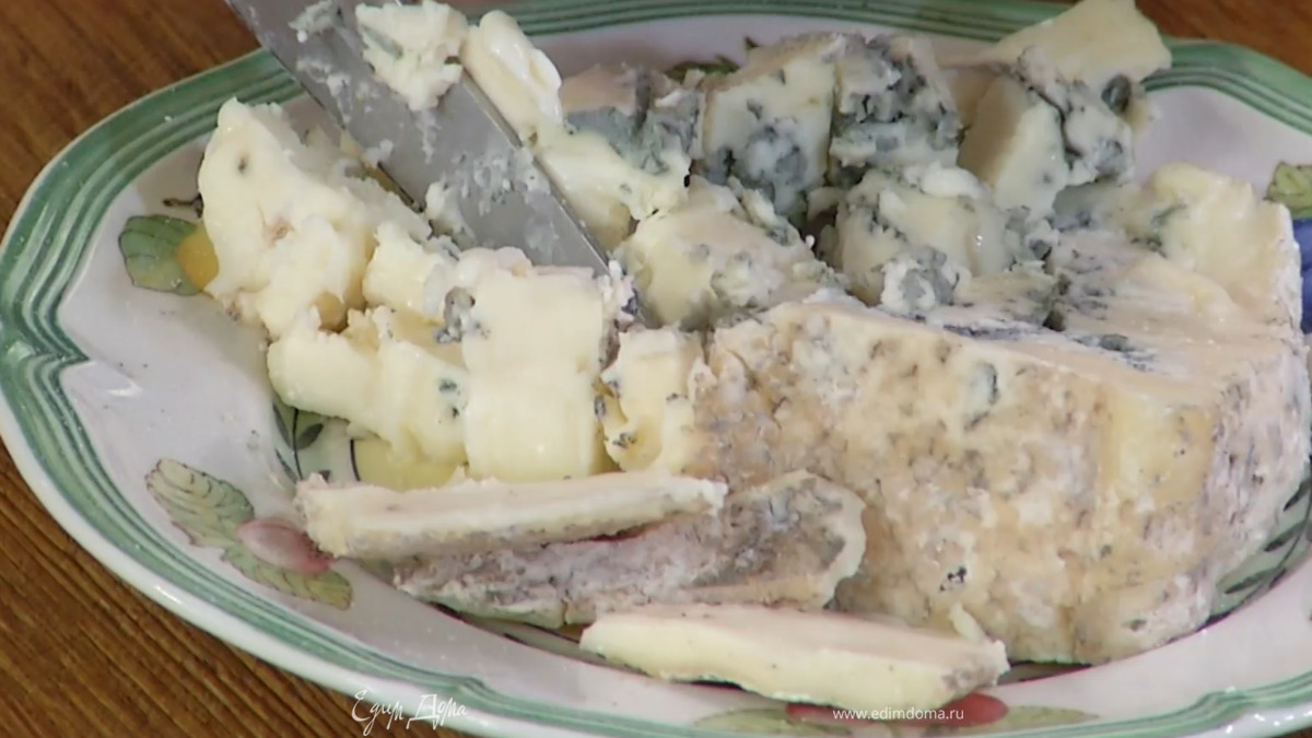 Голубой сыр нарезать небольшими кубиками, добавить к курице с овощами, еще раз перемешать и прогревать еще пару минут.