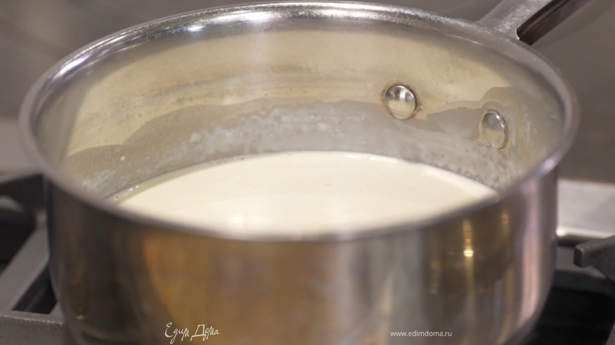 Сливки влить в сотейник, всыпать сахар и прогревать до появления первых пузырьков.