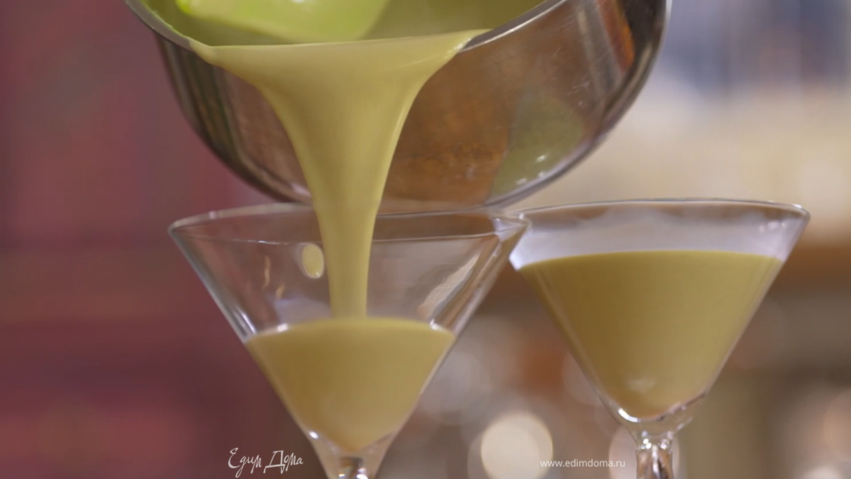 Разлить сливочную массу в прозрачные бокалы и отправить застывать в холодильник на 1–2 часа.