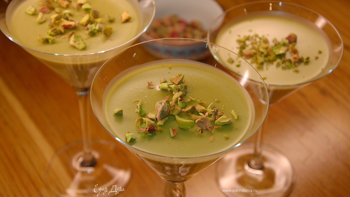 Фисташки порубить ножом и украсить застывший десерт.