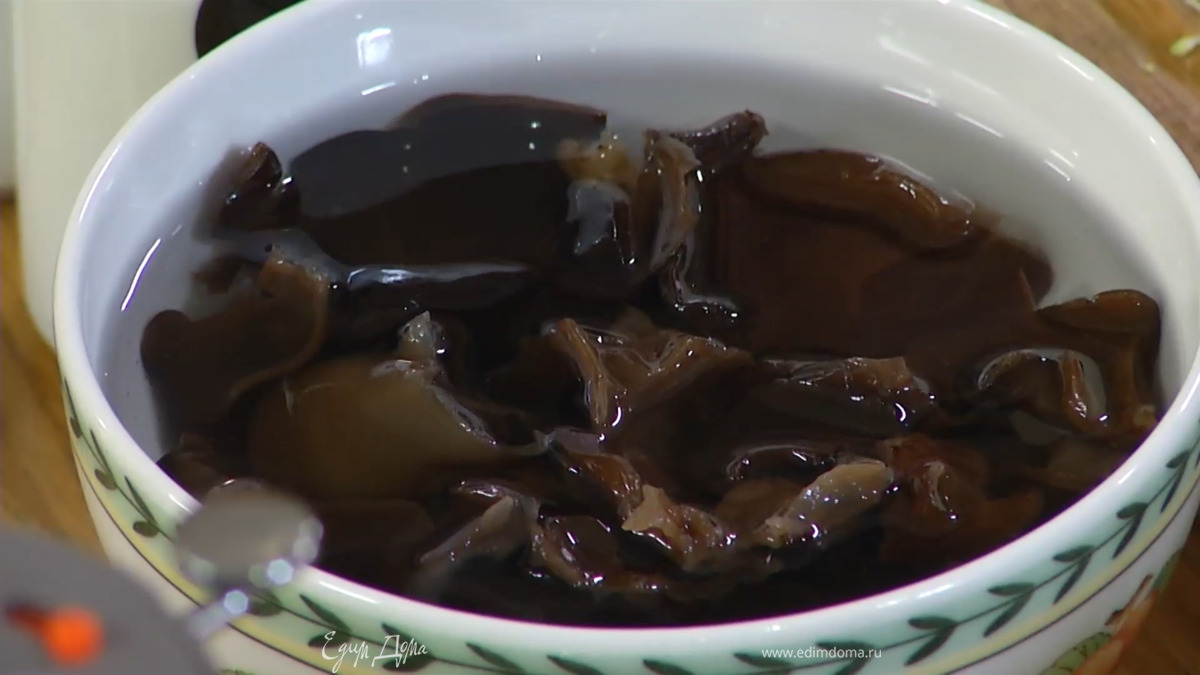 Грибы залить водой и дать постоять, затем жидкость слить.