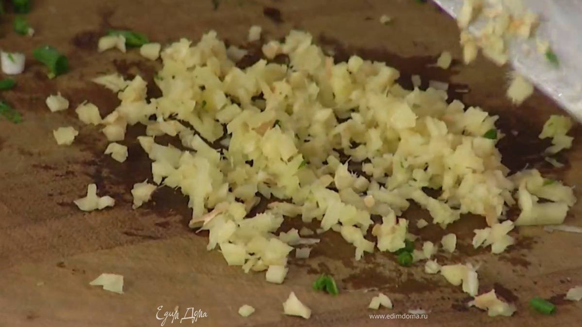 Имбирь, не очищая, мелко порубить.