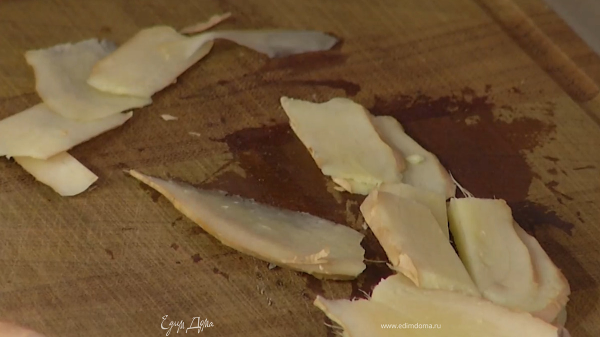 Корень имбиря, не очищая, нарезать небольшими пластинками.