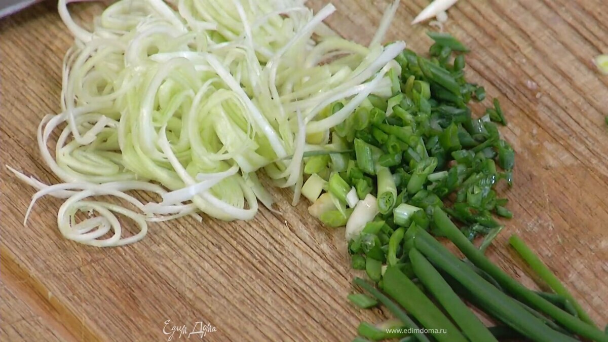 Зеленый лук тонко нарезать наискосок.<br />
 
