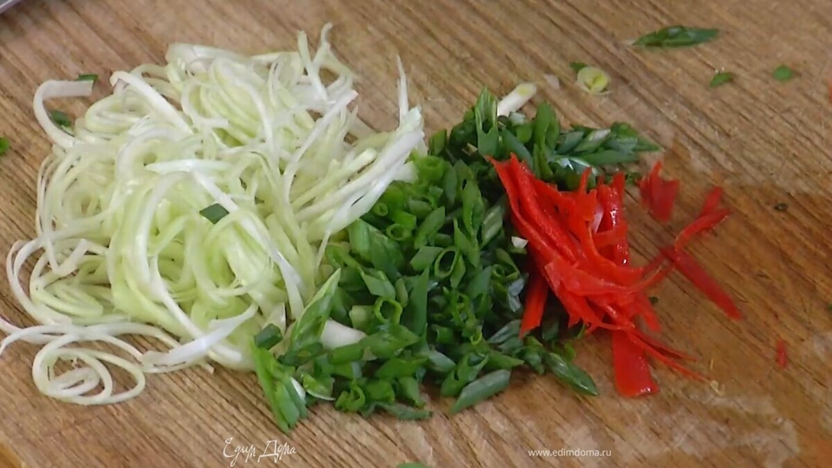 У сладкого перца тонко срезать верхний слой и нарезать мелкой соломкой.