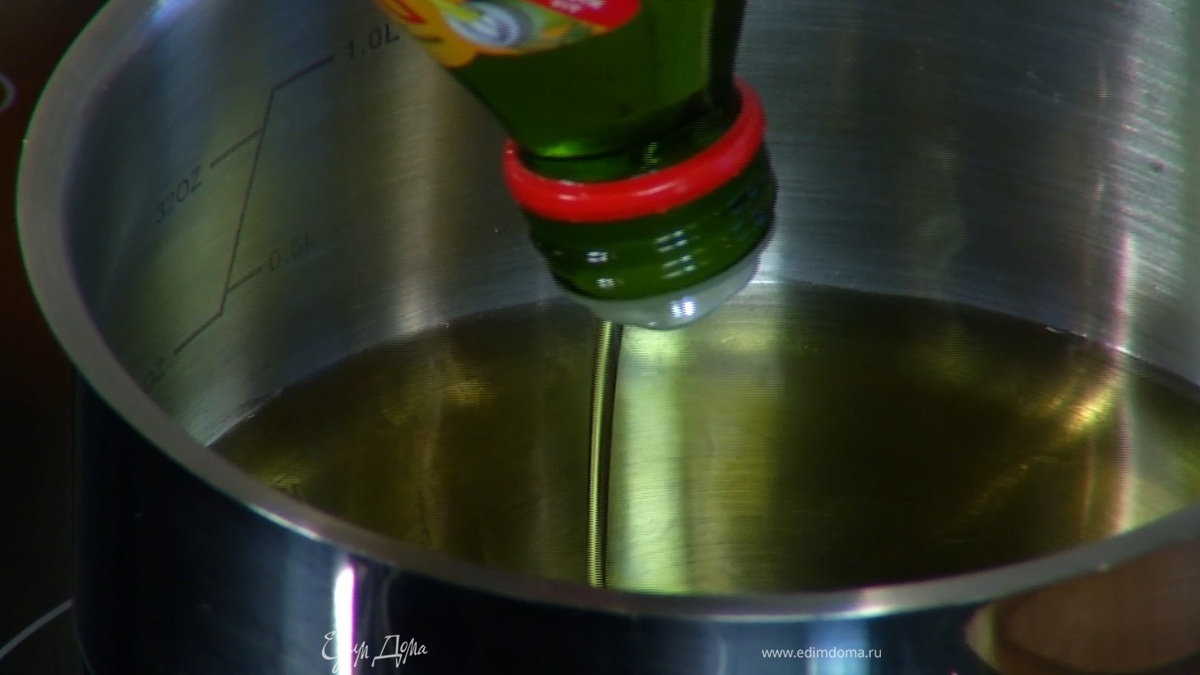 Растительное масло разогреть в небольшом ковшике.