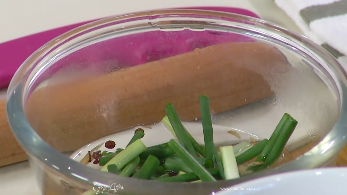 В пиалу влить 150 г горячей воды, добавить половину имбиря, нарезанный зеленый лук, сычуаньский перец и дать постоять.