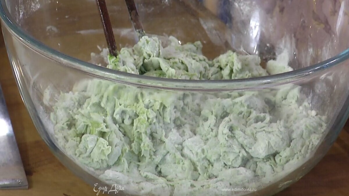 Приготовить зеленое тесто: шпинат взбить в блендере и протереть через сито (должно получиться 130 г), затем влить его в половину муки (250 г), всыпать соду и вымешать тесто.