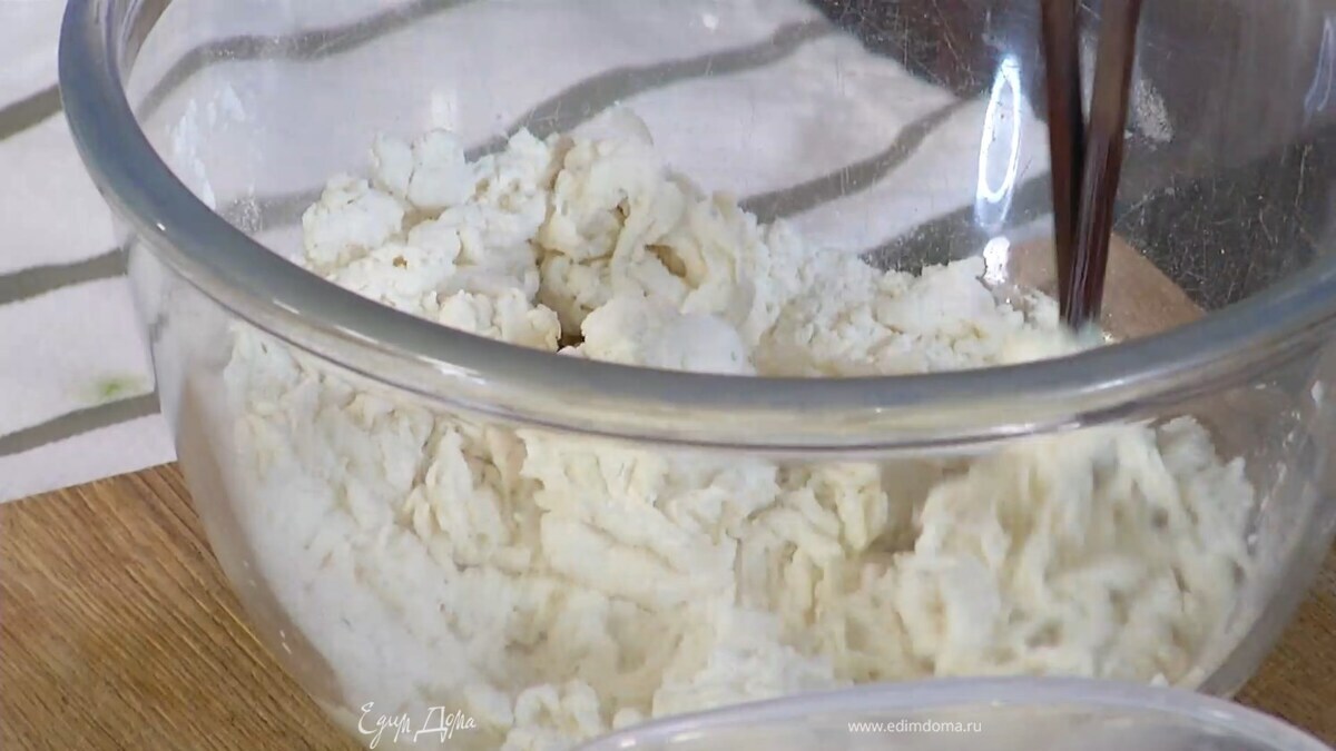 Приготовить белое тесто: в оставшуюся муку влить столько воды, сколько возьмет мука, и вымешать тесто.