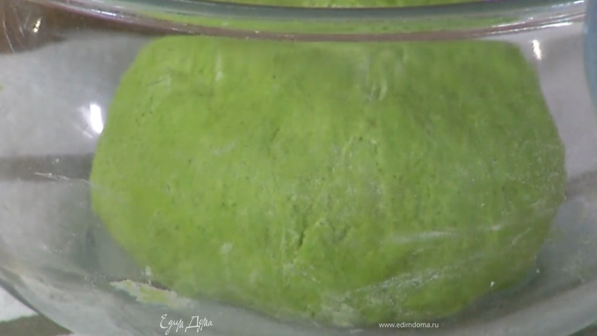 Сформировать из каждого теста шар, выложить в отдельные емкости и затянуть пищевой пленкой. Через полчаса тесто обмять и снова дать постоять под пленкой.