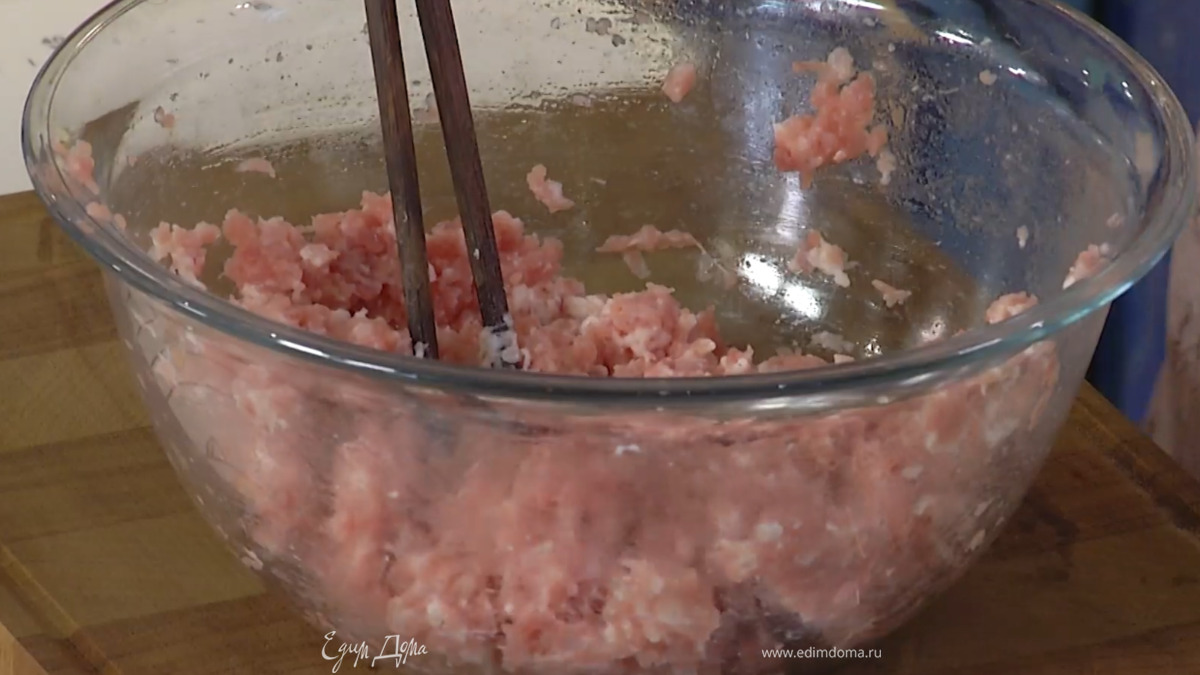 В фарш в несколько приемов влить имбирный настой, каждый раз перемешивая, затем добавить приправу «13 специй», соевый соус, оставшийся измельченный имбирь, слегка посолить и перемешать.