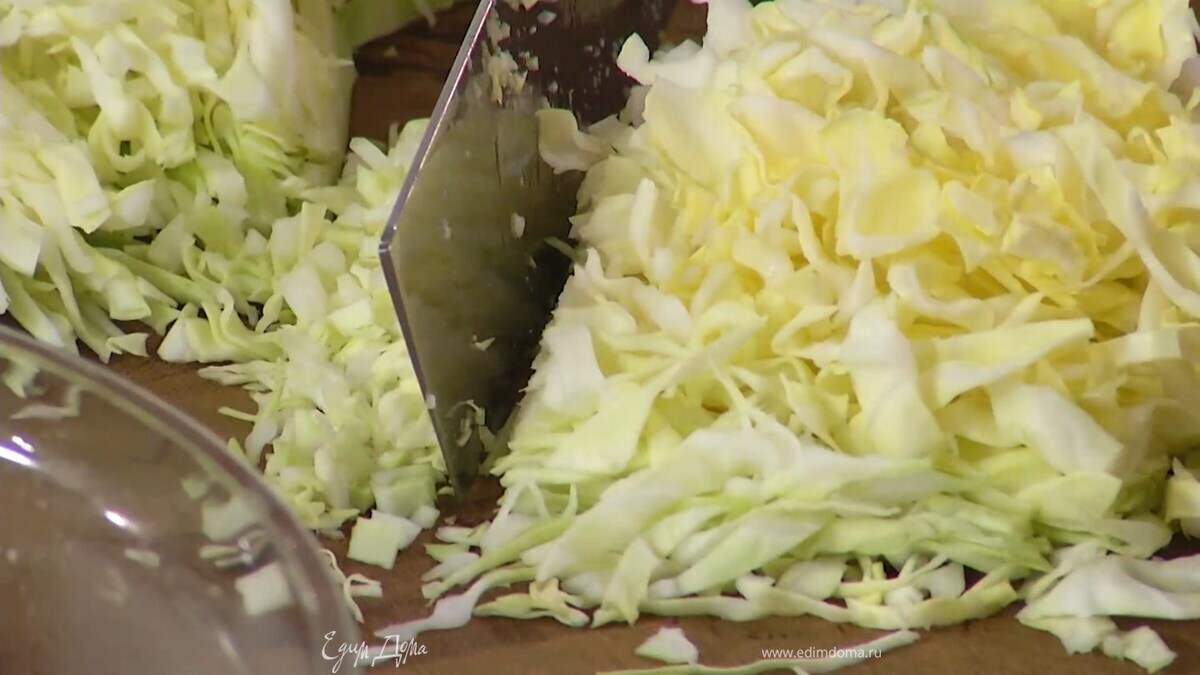 Капусту мелко порубить, выложить в миску и посолить.