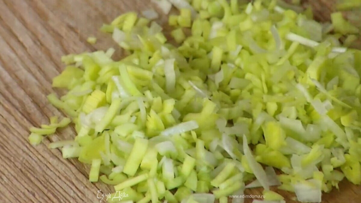 Порей мелко порубить, оставшийся зеленый лук тонко порезать.
