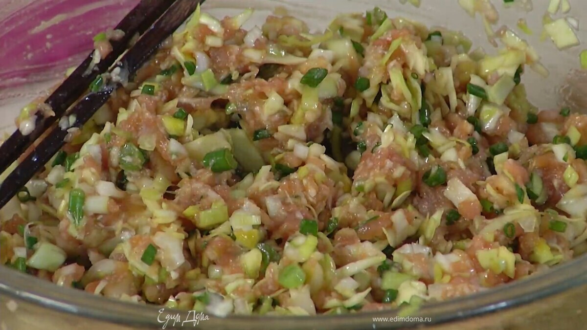 Растительное масло нагреть примерно до 80℃, влить в фарш, все вымешать и дать постоять.