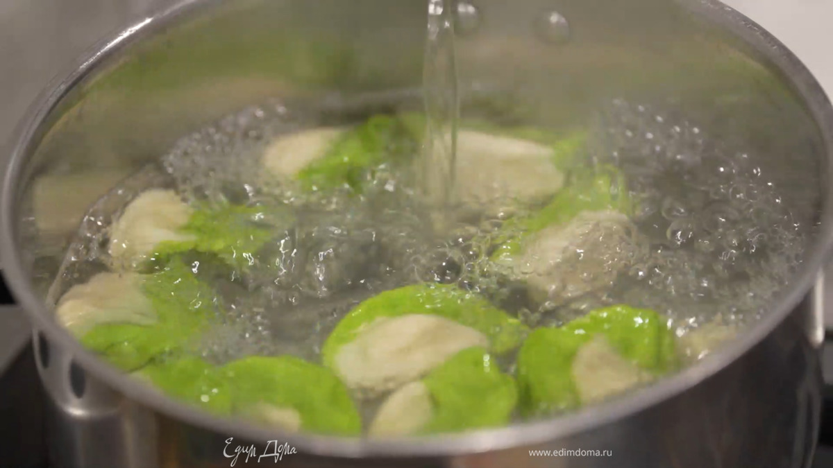 Отваривать пельмени под крышкой 5–6 минут, когда они всплывут, влить в кастрюлю немного холодной воды, снова дать воде закипеть и вынуть готовые пельмени.