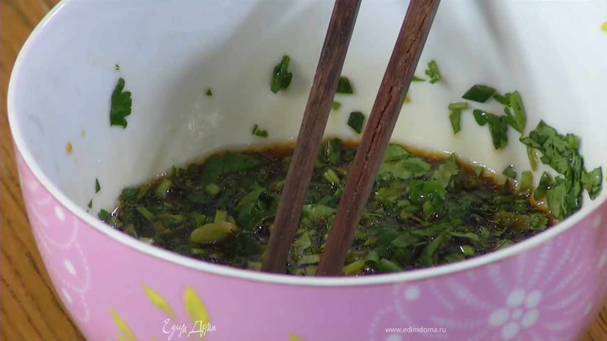 Приготовить соус: зеленый лук тонко нарезать наискосок, петрушку мелко порубить, выложить все в пиалу, влить соевый соус, рисовый уксус, кунжутное масло и перемешать.