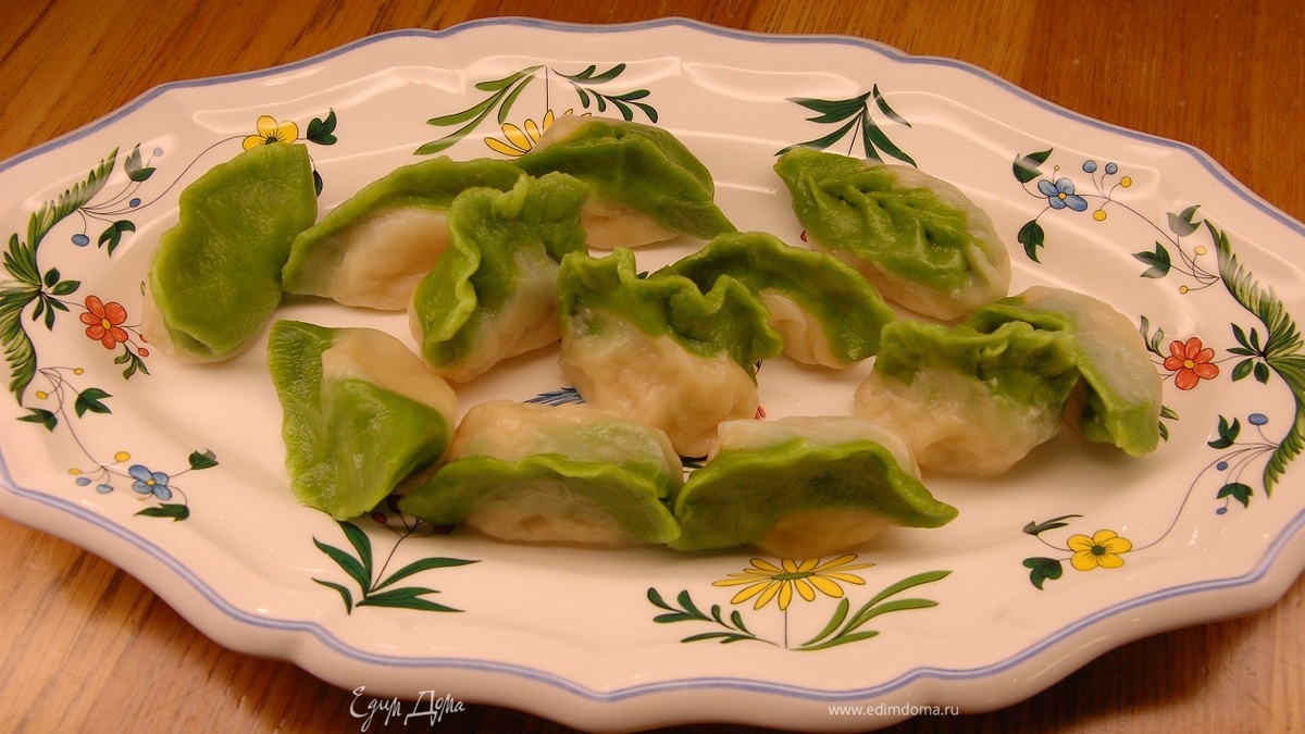 Подавать пельмени с зеленым соусом.