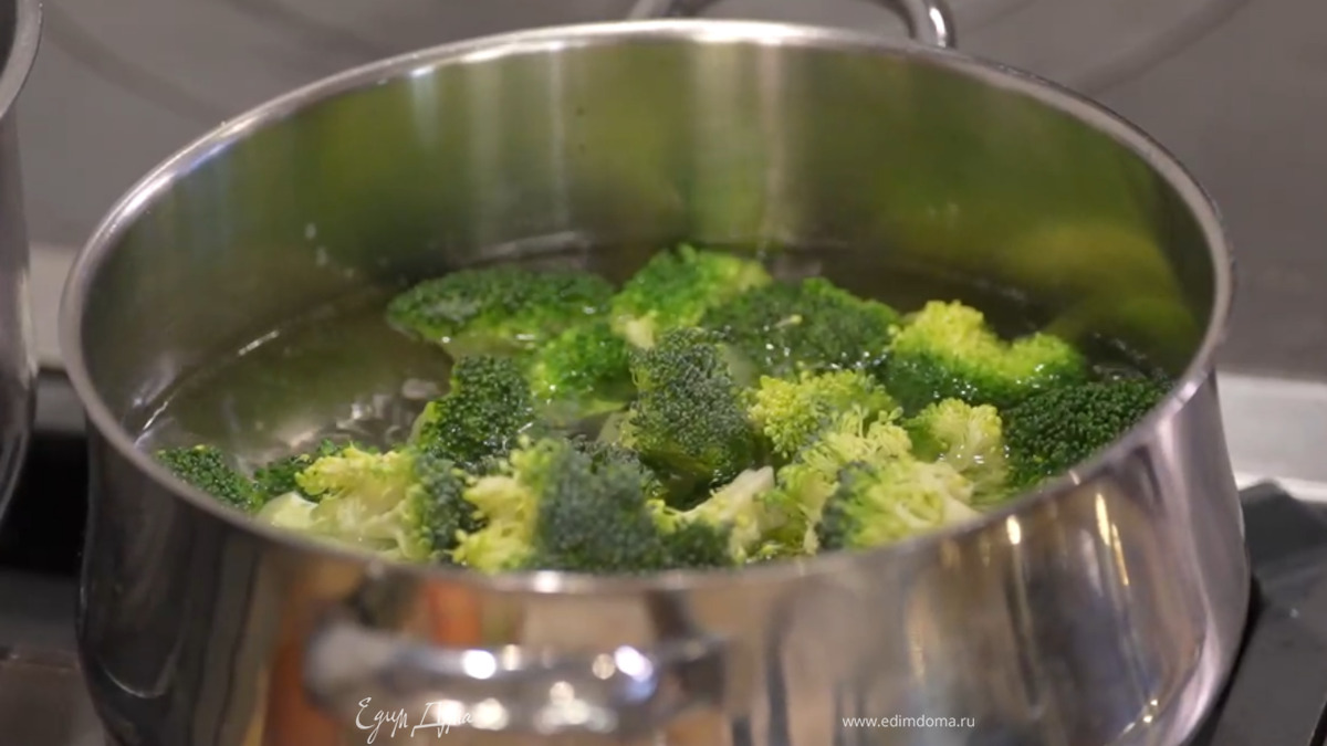 Брокколи разделить на мелкие соцветия и слегка отварить в кипящей воде, добавив немного соли и растительного масла.