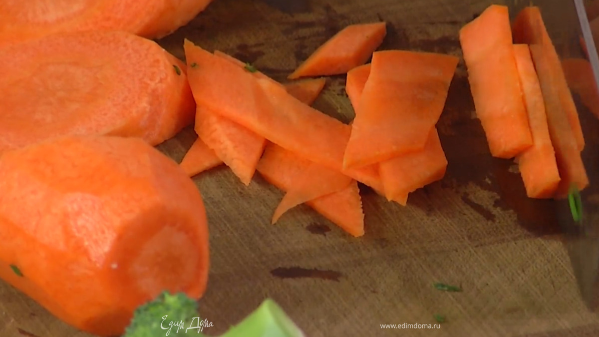 Морковь почистить, нарезать небольшими тонкими пластинками и выложить к брокколи.