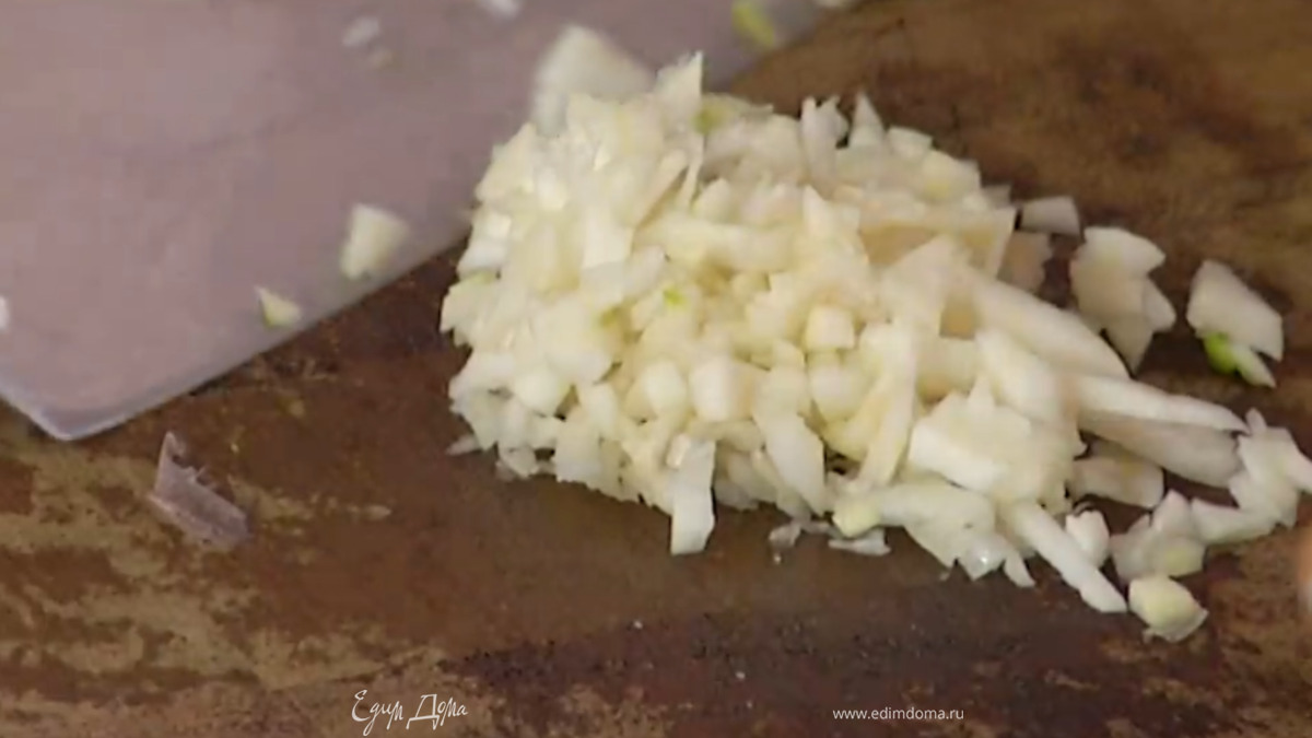 Чеснок почистить и мелко порубить.