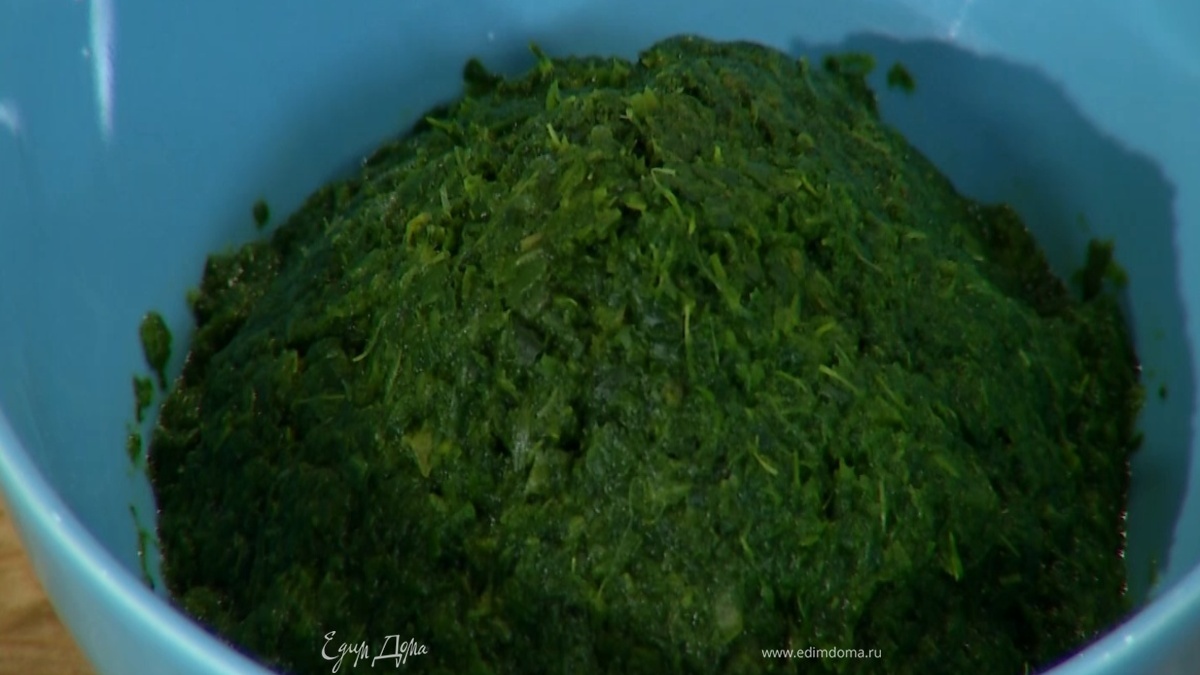 Шпинат взбить, затем протереть через сито и разбавить 100 мл холодной кипяченой воды.