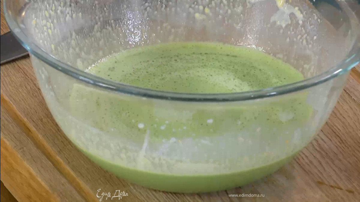 Муку соединить с сахаром и солью, добавить яйцо, желток, молоко и перемешать, затем влить воду со шпинатом, 50 мл оливкового масла и вымешать тесто.
