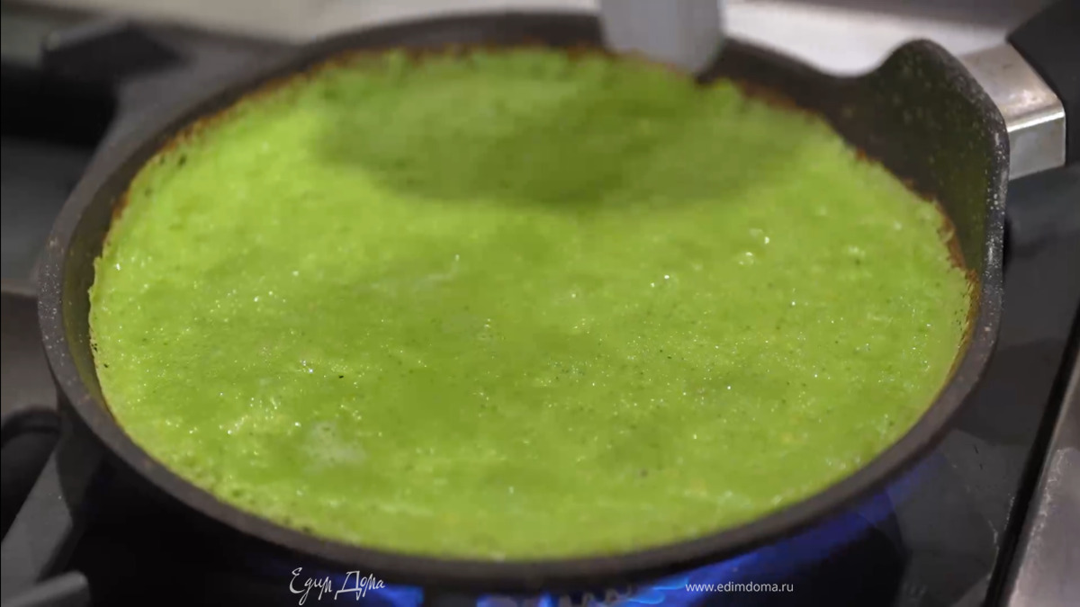 Блинную сковороду разогреть, смазать оливковым маслом и испечь блины.