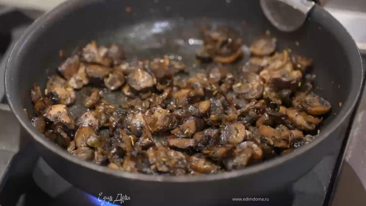 Шампиньоны нарезать пластинками, выложить к луку, посыпать прованскими травами и все обжарить, затем добавить сливочный сыр и прогреть на небольшом огне.