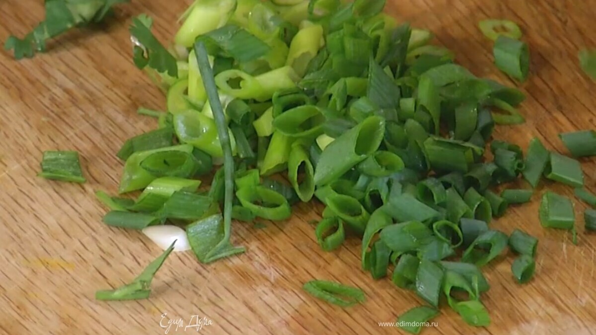 Зеленый лук тонко нарезать наискосок.