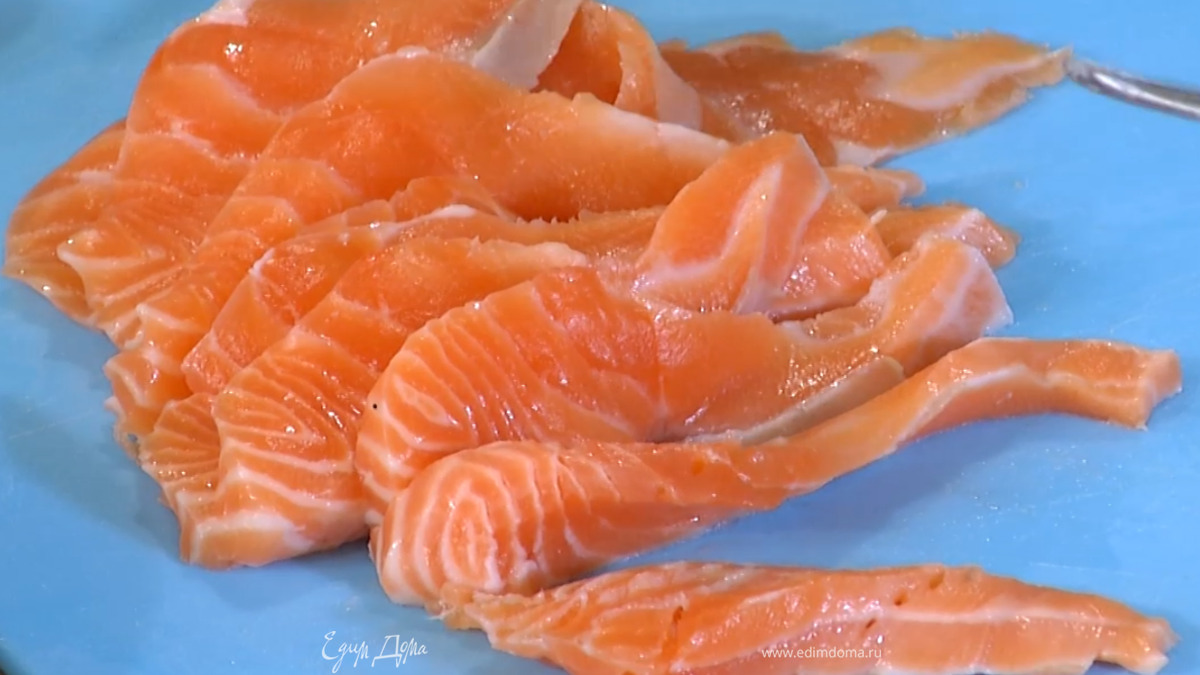 Семгу нарезать полосками.