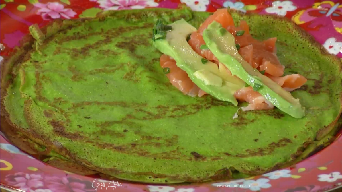 В половину блинов завернуть грибную начинку и украсить их листьями петрушки, оставшиеся блины начинить рыбой и авокадо.