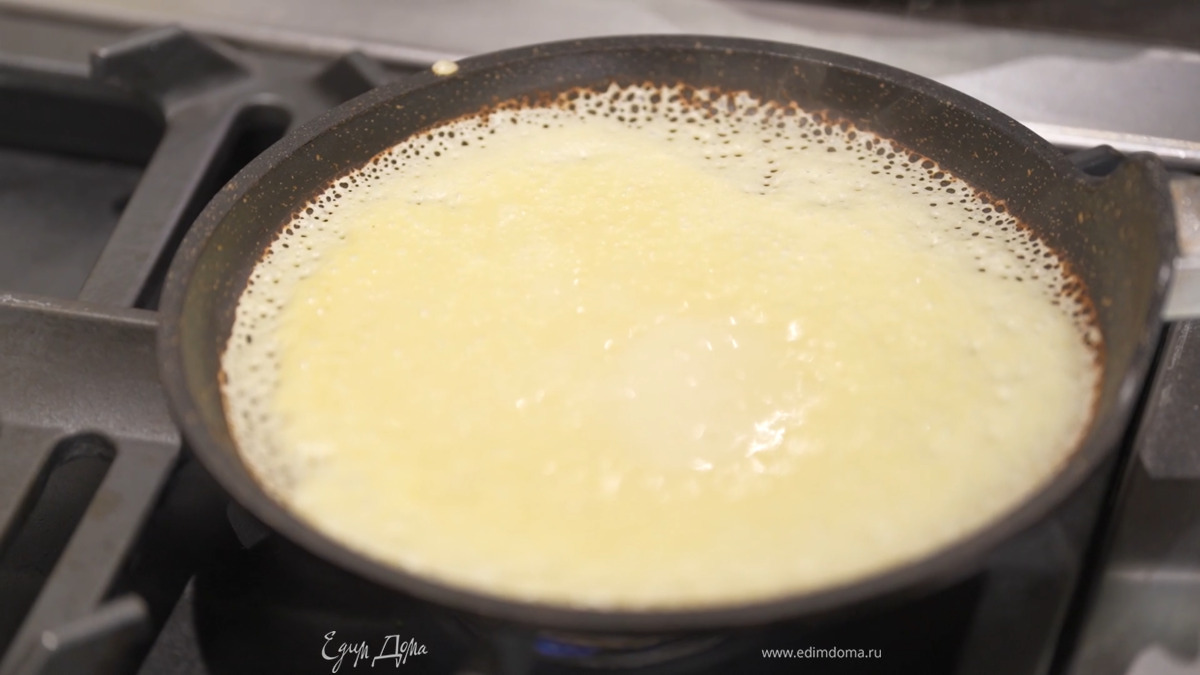 Кисточкой смазать разогретую сковороду сливочным маслом и напечь блинов.