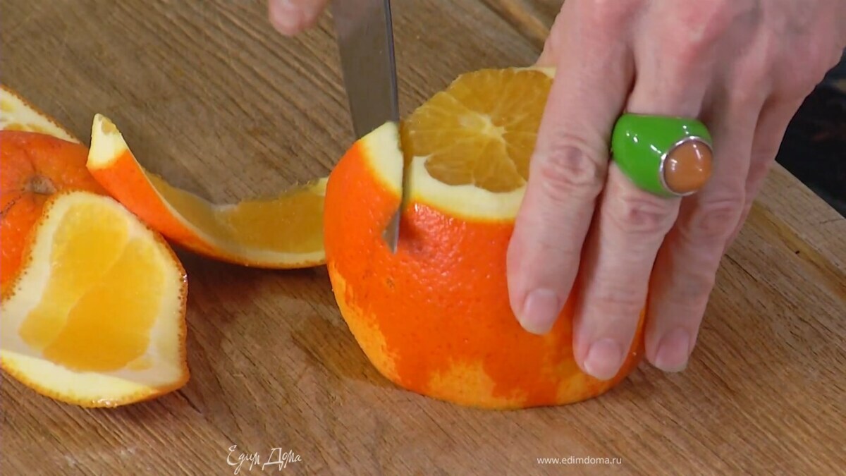 Цедру апельсина натереть на мелкой терке, затем апельсин почистить и вырезать мякоть из перепонок, сохранив выделившийся сок.