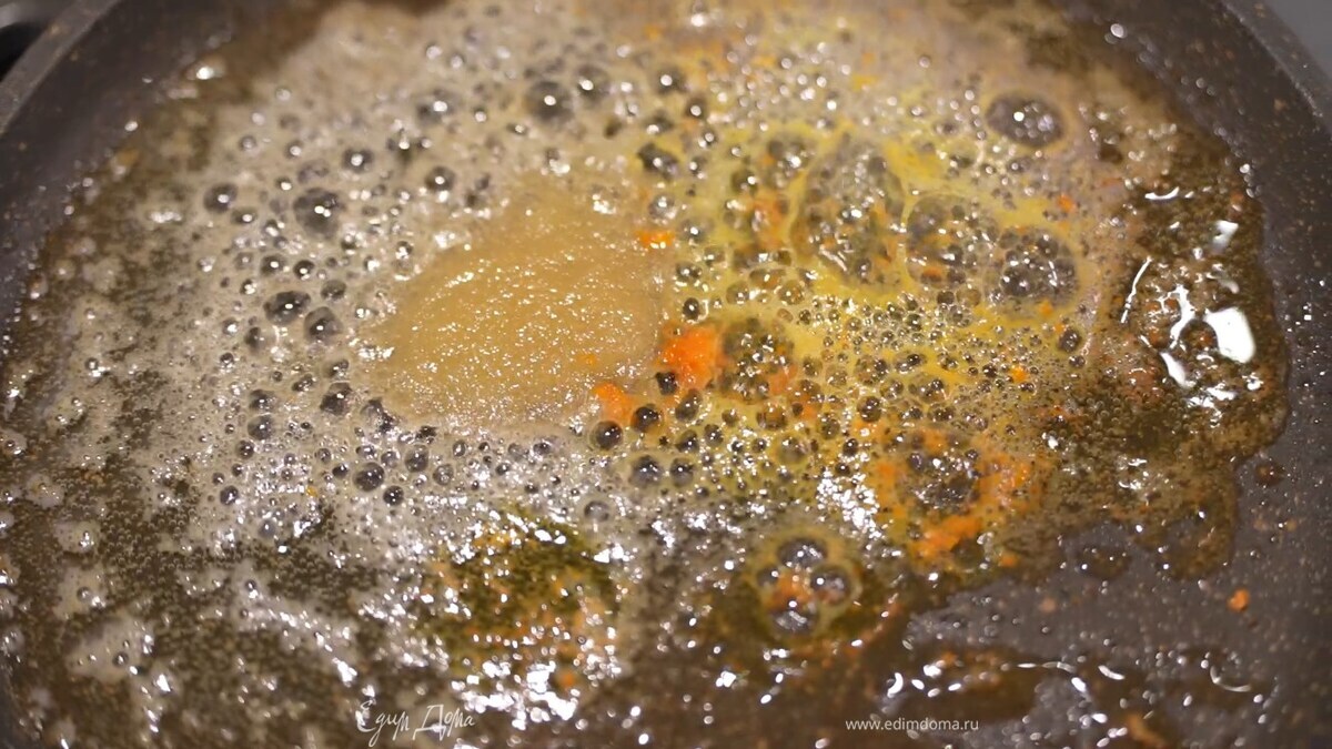 Приготовить начинку: растопить в сковороде оставшееся сливочное масло, добавить сахар, цедру и мякоть апельсина и все закарамелизировать.