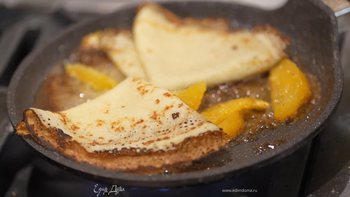 В сковороду с апельсиновой карамелью выложить блины, влить коньяк и все прогреть.