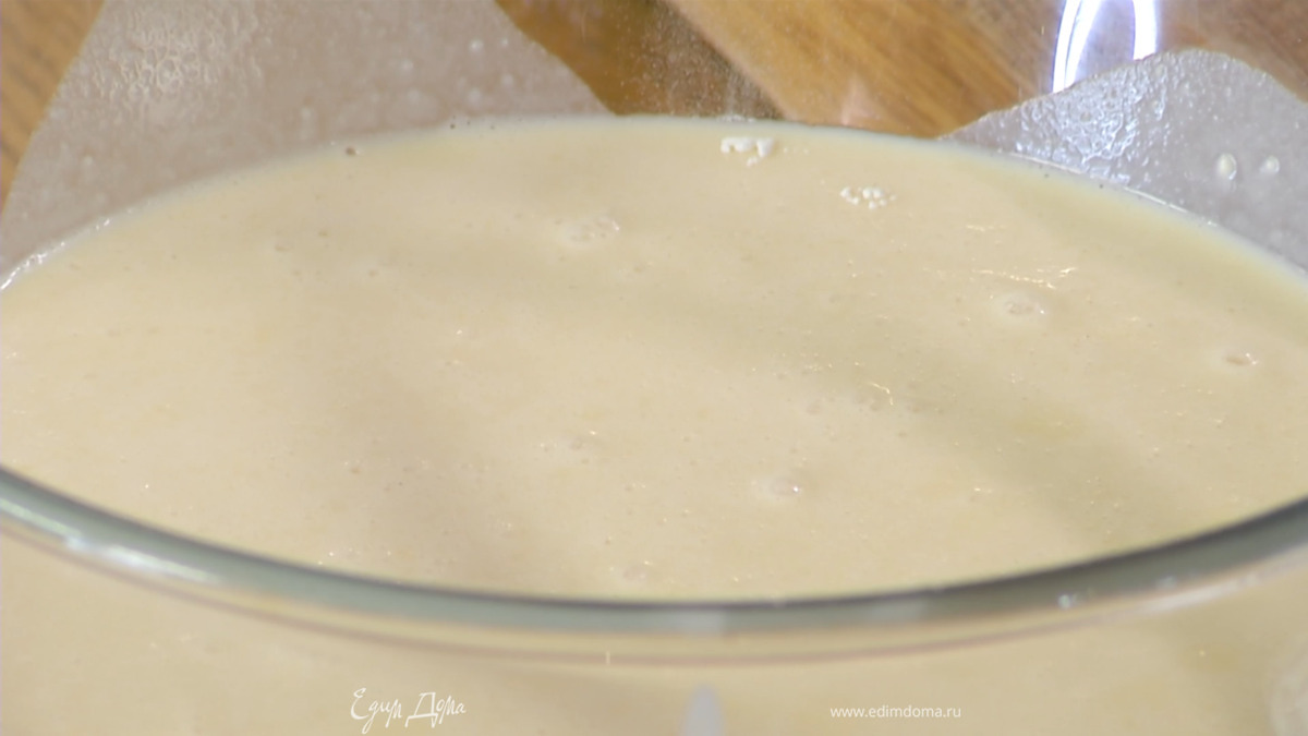 В стакан для взбивания влить молоко и растопленное масло, добавить яйцо и желток, всыпать просеянную муку, 1/2 ч. ложки сахара, соль и взбить все блендером с насадкой-венчиком.