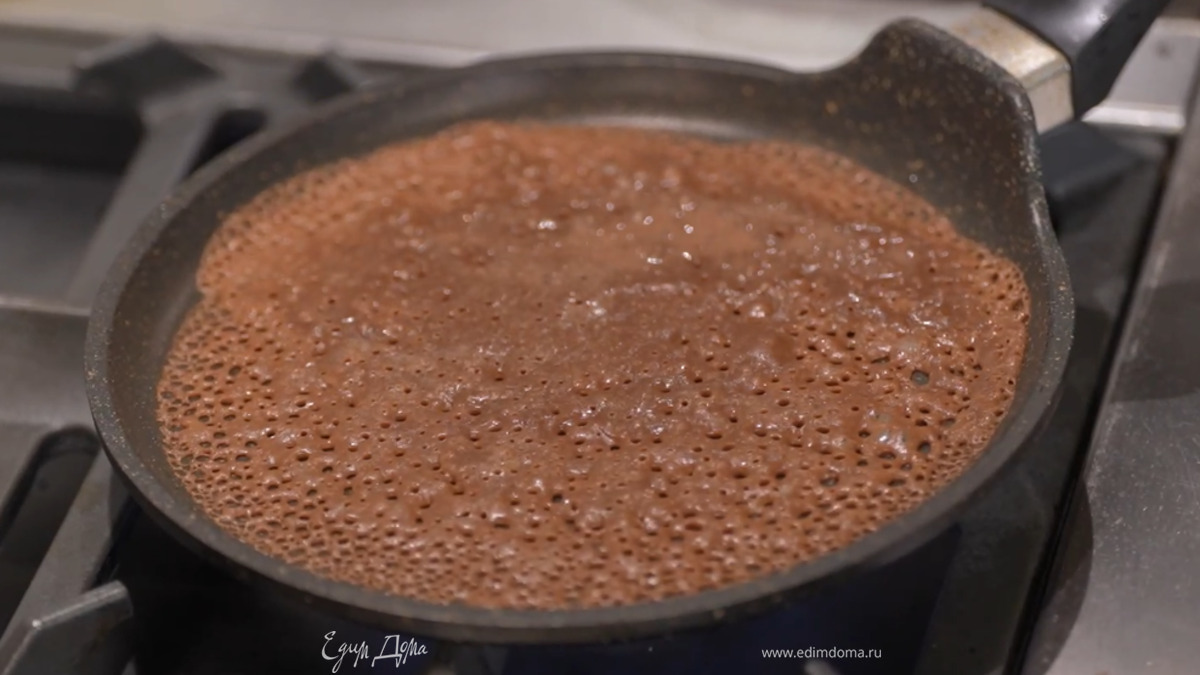 Кисточкой смазать разогретую сковороду оставшимся сливочным маслом и напечь блинов.