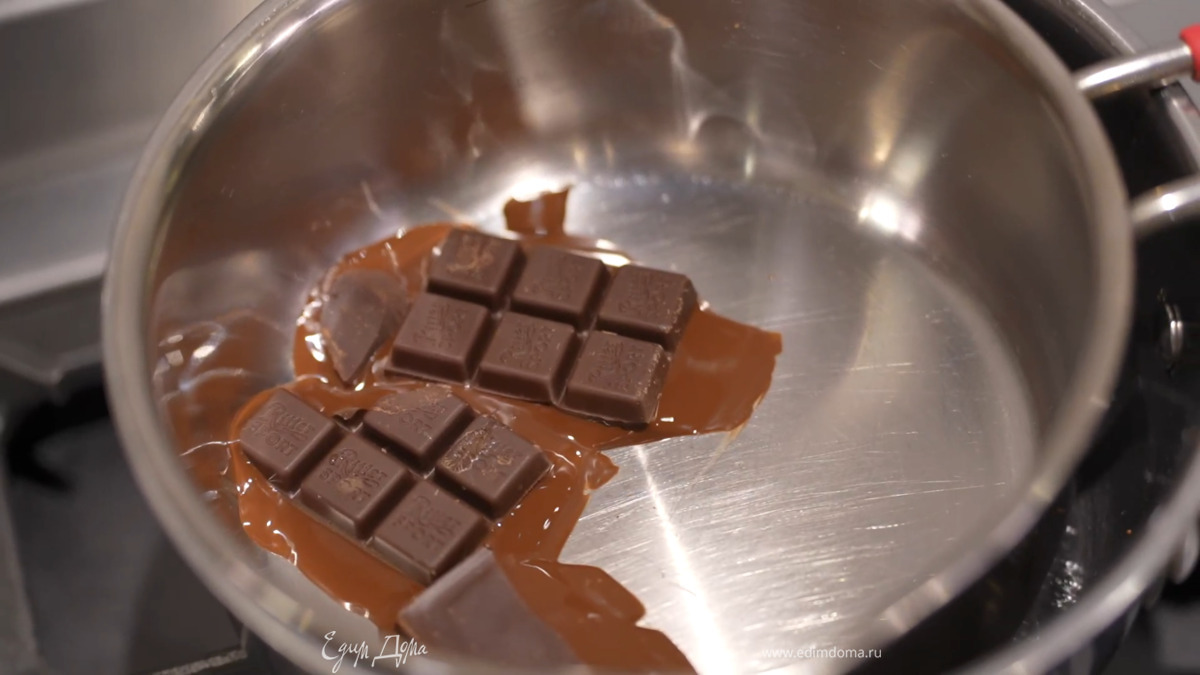 Горький шоколад растопить на водяной бане.