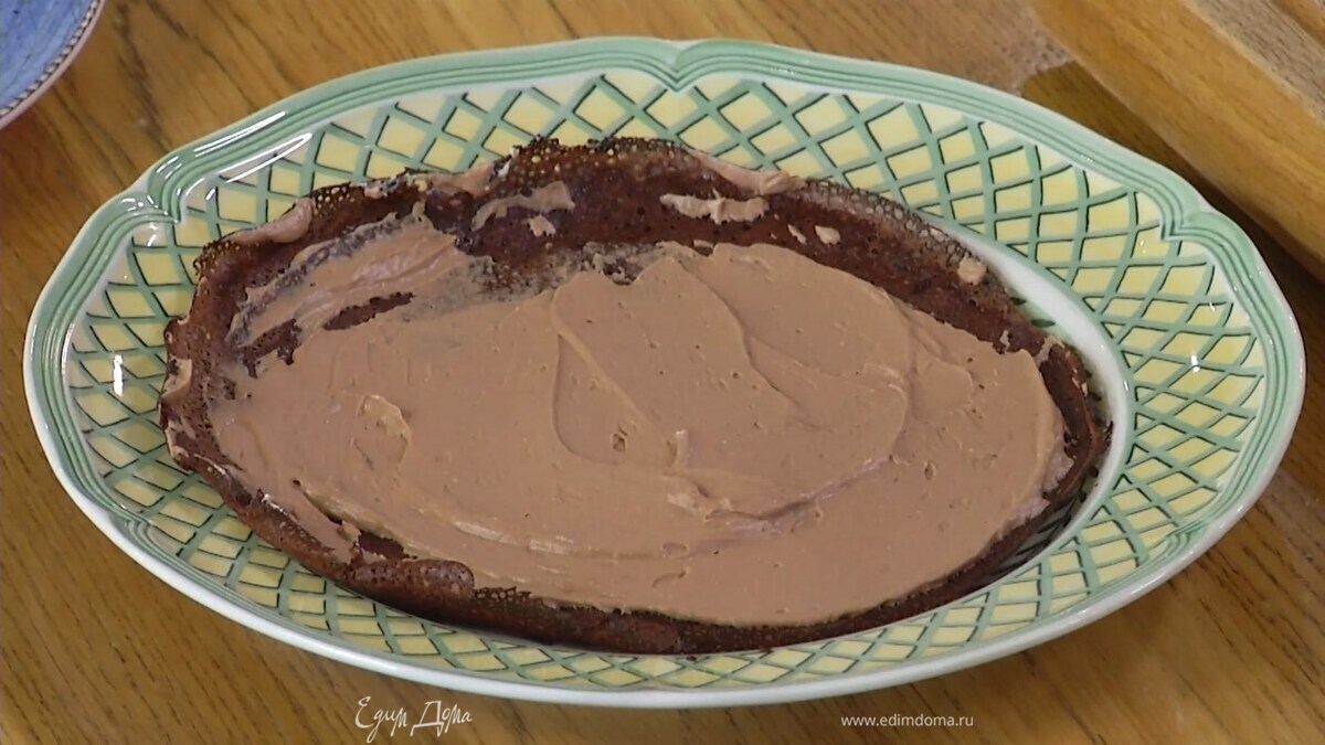 Смазать блины кремом и свернуть трубочками.