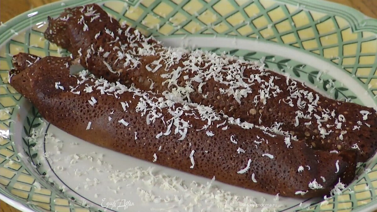 Белый шоколад натереть на мелкой терке и посыпать блины.